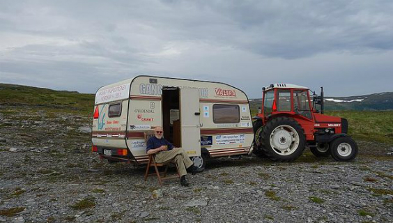 Traktor og campingvogn